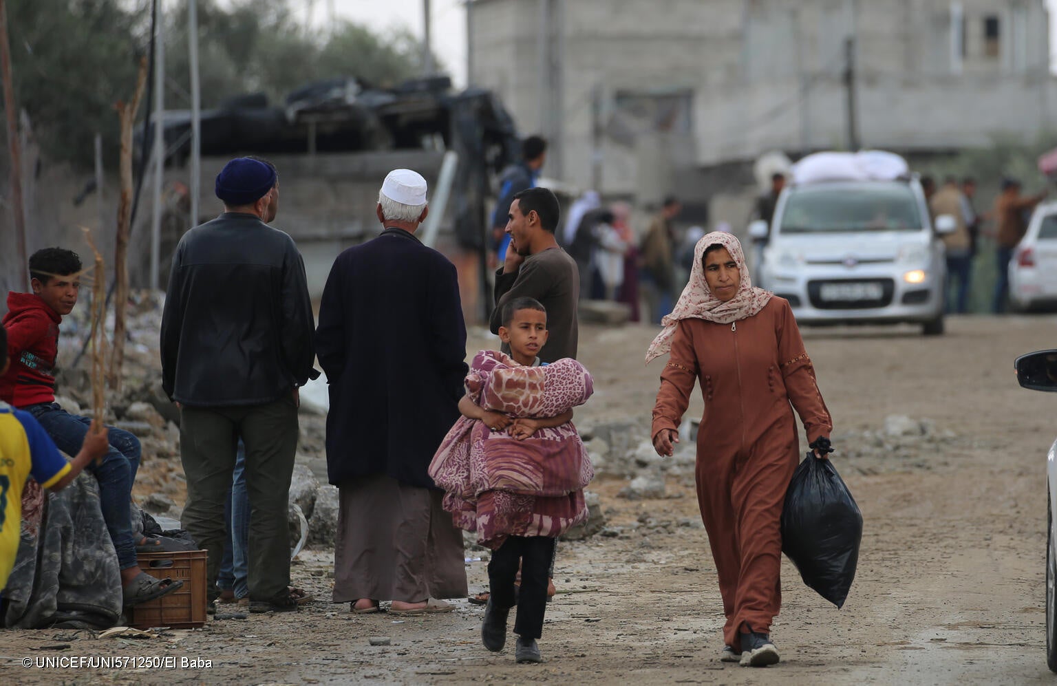 戦闘が激化する南部のラファから、必要最低限の物だけを持って避難する親子。(ガザ地区、2024年5月6日撮影) © UNICEF_UNI571250_El Baba
