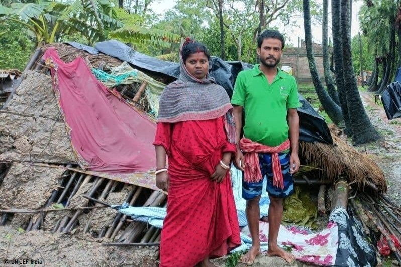 西ベンガル州に上陸したサイクロンにより、破壊された家屋の前に立つ人たち。(インド、2024年5月27日撮影) © UNICEF India