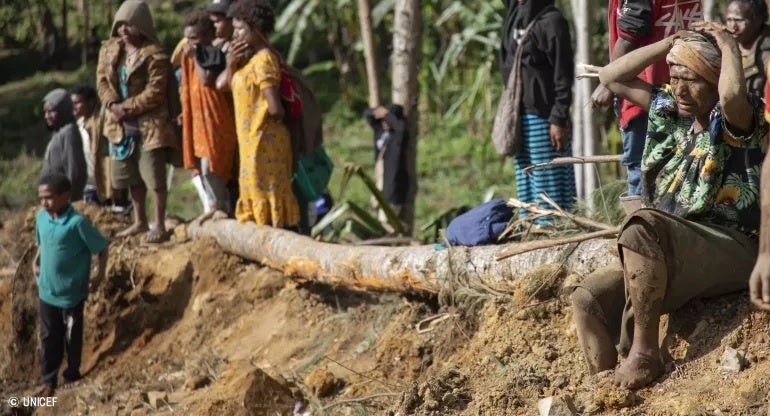 地すべりの甚大な被害を目の当たりにして、呆然と立ちつくす村人たち。(パプアニューギニア、2024年5月撮影) © UNICEF