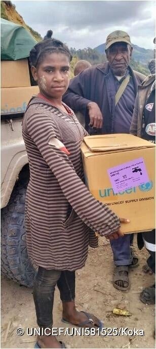 衛生用品などを含む、ユニセフの緊急支援物資を受け取る女の子。(パプアニューギニア、2024年5月26日撮影) © UNICEF_UNI581525_Koka