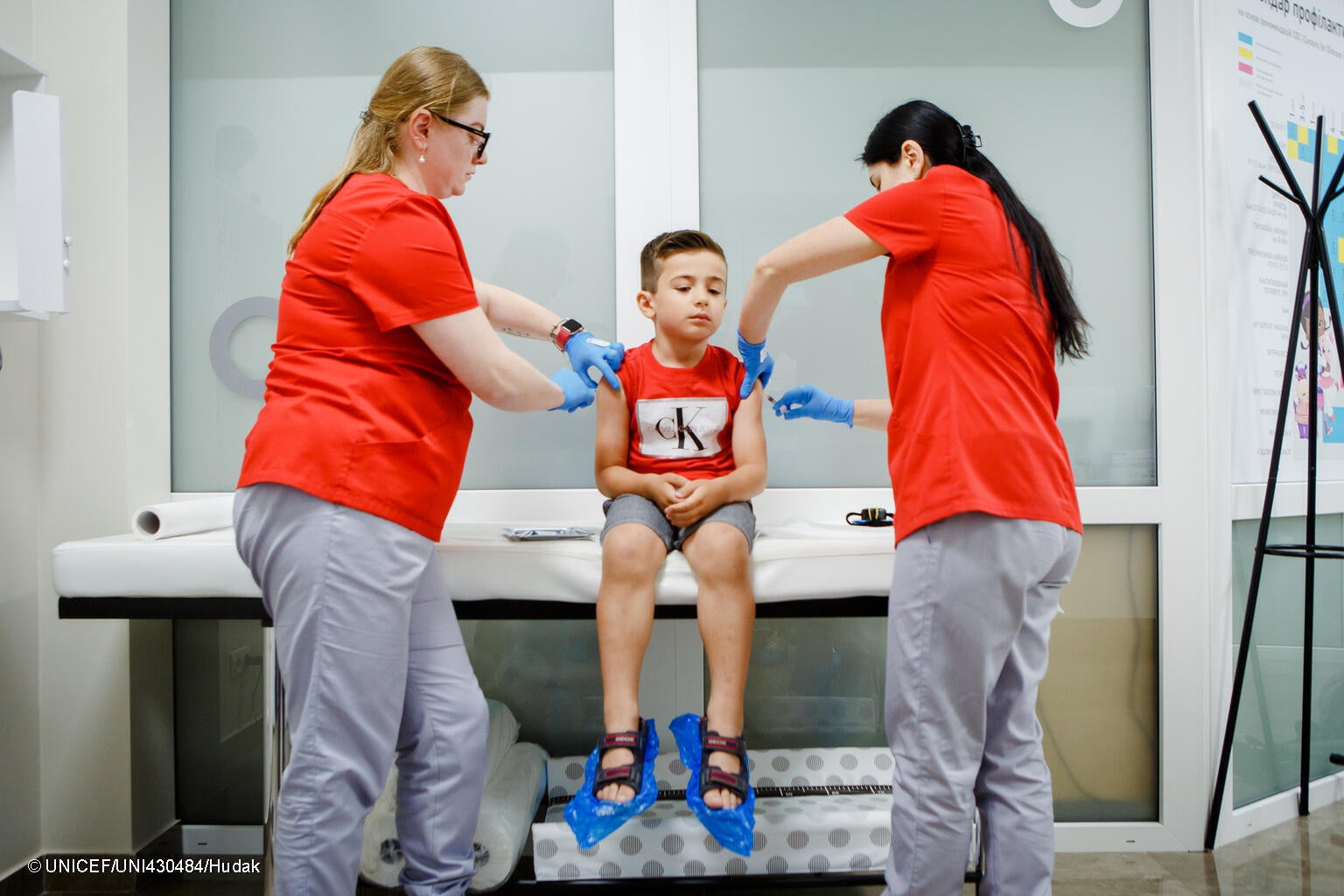 ウジホロドで、はしかの予防接種前の診察を受ける6歳のミハイリクちゃん。(ウクライナ、2023年7月撮影) © UNICEF_UNI430484_Hudak