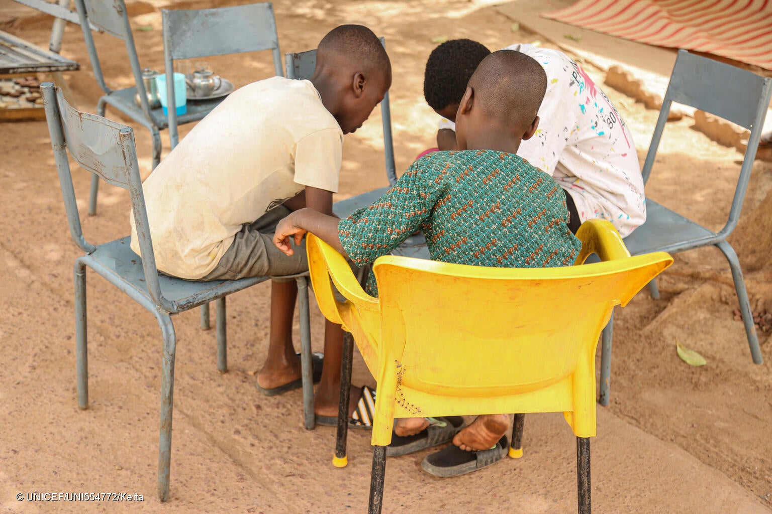 モプティのセンターでは、紛争の影響を受けた子どもへの心理社会的支援や、武装グループと関わりがあった子どもの社会復帰を目指す支援などのサービスを提供している。(マリ、2024年4月12日撮影) © UNICEF_UNI554772_Keïta