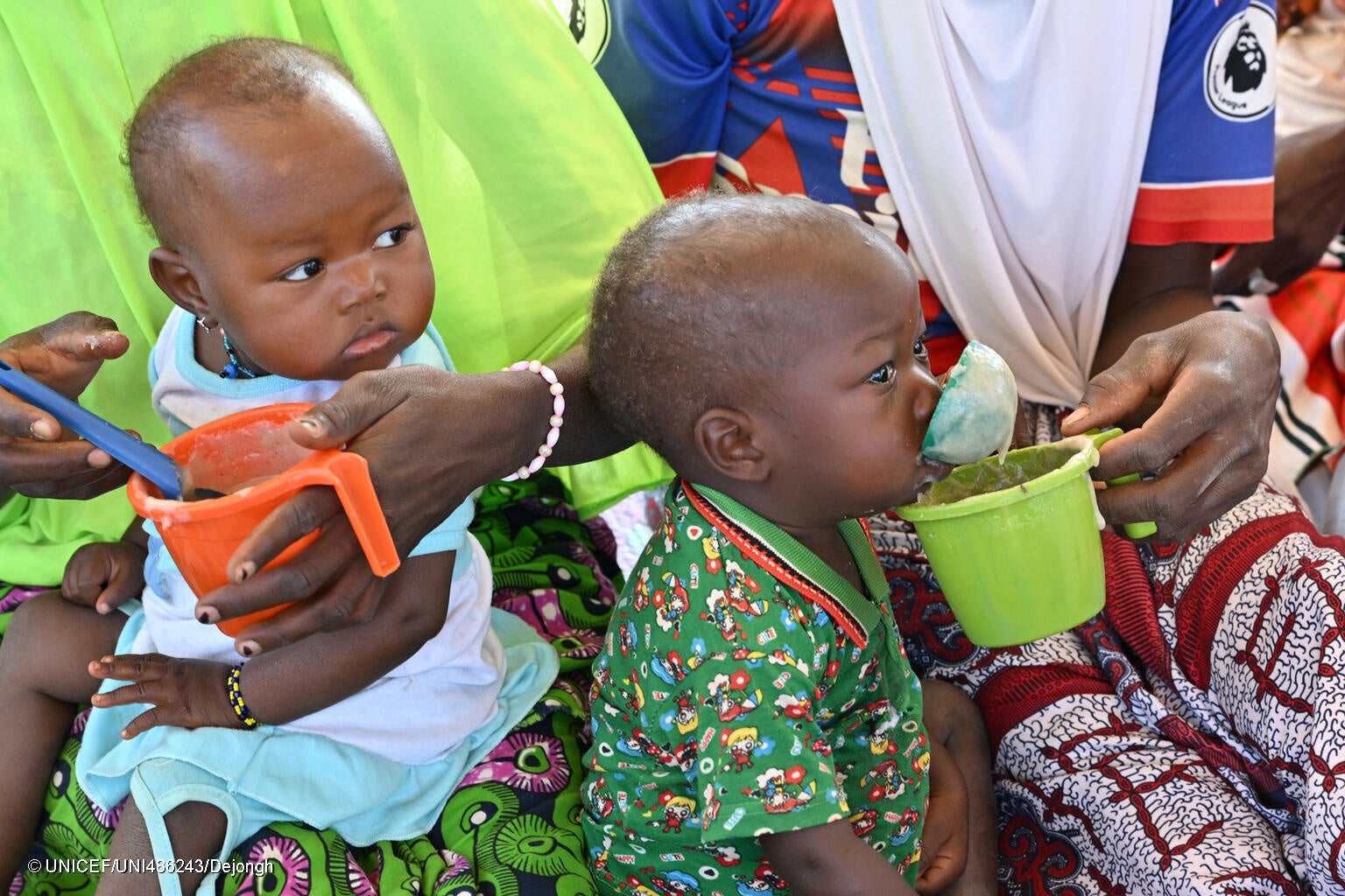 子どもにやさしい空間で、栄養価の高い食事を口にする子どもたち。(ブルキナファソ、2023年12月撮影) © UNICEF_UNI486243_Dejongh