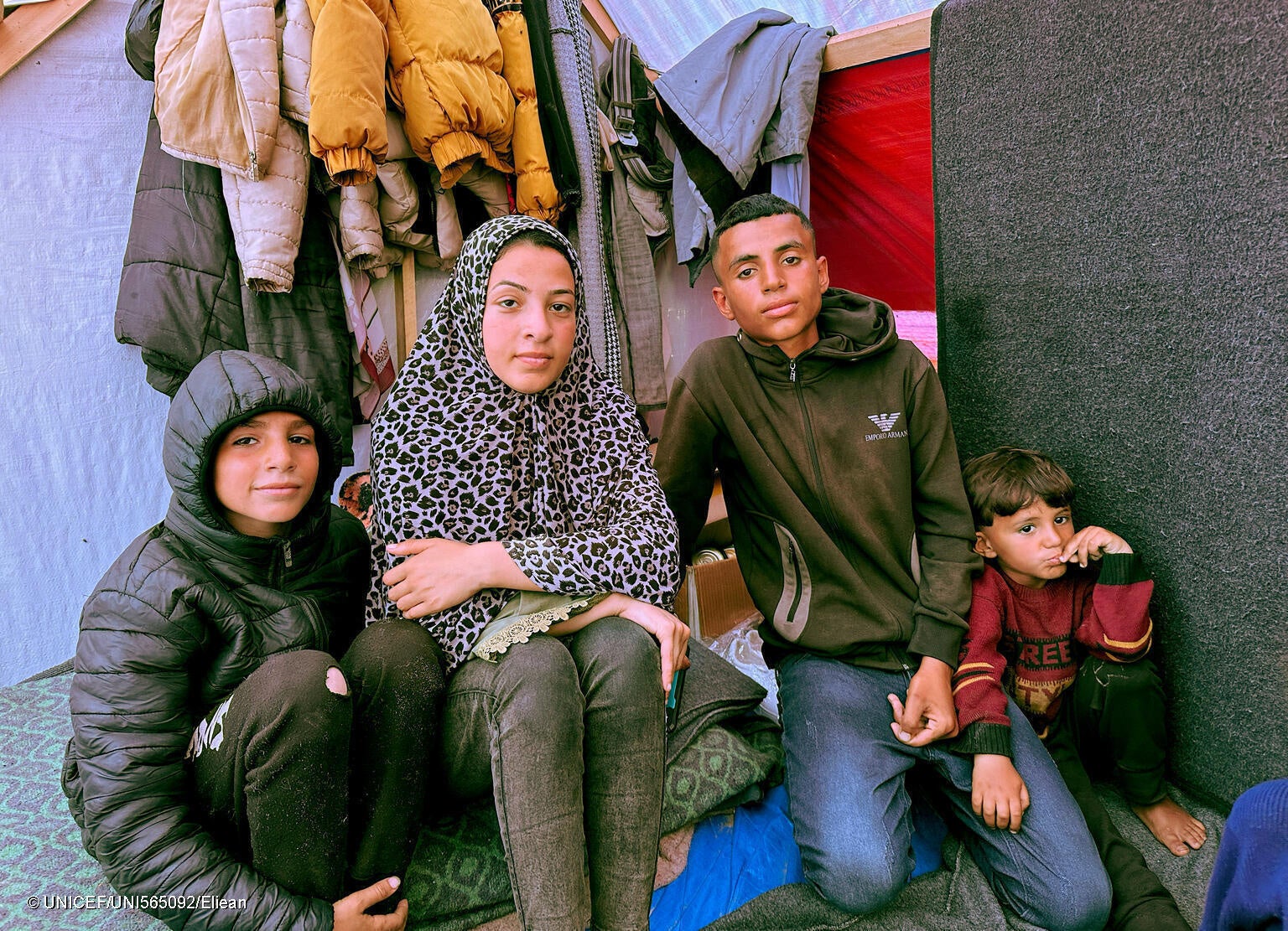 ラファの一時避難所に身を寄せる姉弟。紛争により父親は亡くなり、18歳の長女のタスニム(左から2番目)が弟たちの面倒をみているが、食料も水もなかなか手に入らない。(ガザ地区、2024年4月撮影) © UNICEF_UNI565092_Eliean