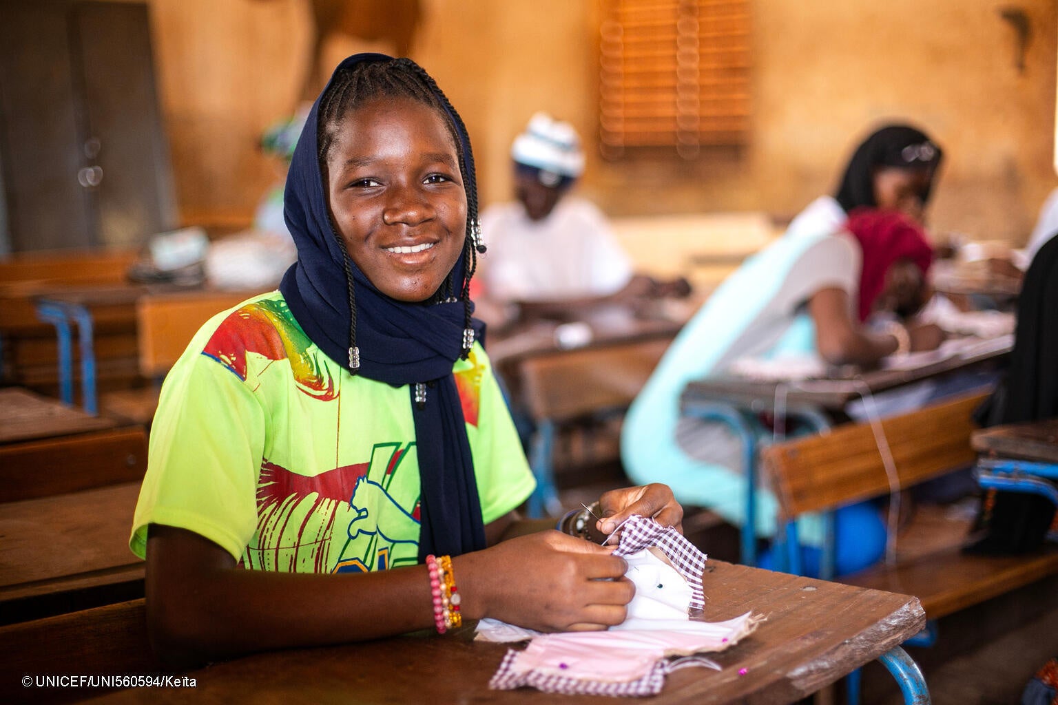生理用ナプキンを手作りする14歳のウムさん。(マリ、2024年4月23日撮影) © UNICEF_UNI560594_Keïta