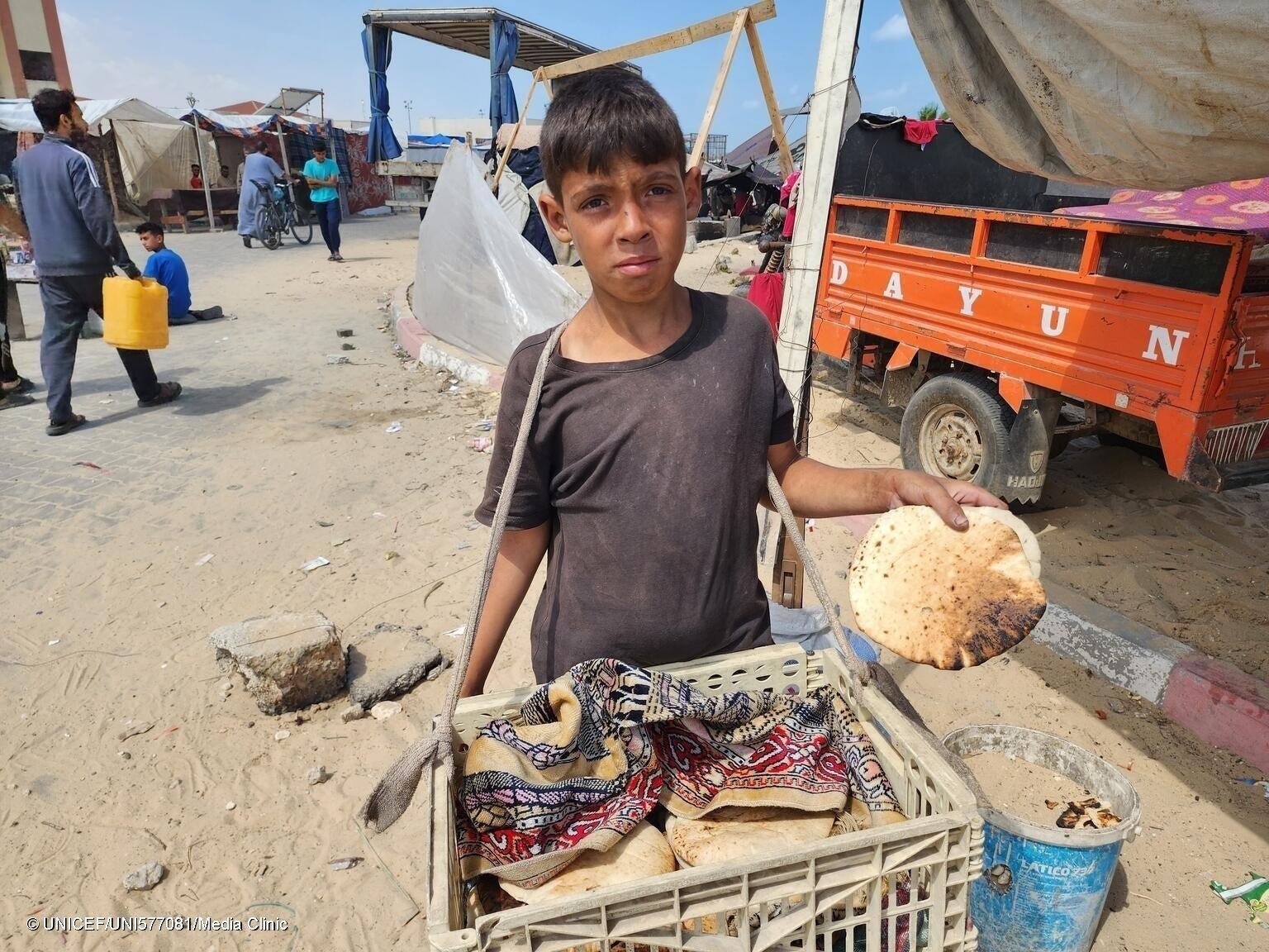 家族のためにパンを運ぶ13歳のユセフさん。(ガザ地区、2024年5月14日撮影) © UNICEF_UNI577081_Media Clinic
