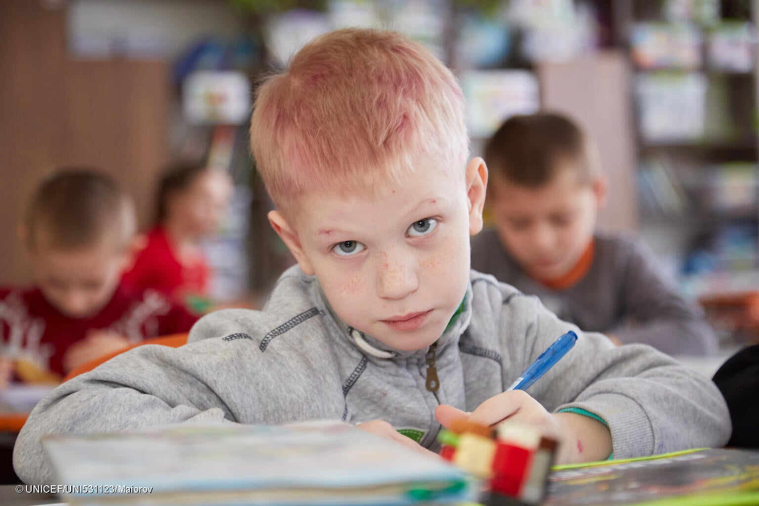 キロヴォフラード州の学校で、授業を受ける男の子。500人以上が停電などのためリモート学習を強いられていたが、ユニセフから発電機などが提供され、学校に戻ることができた。(ウクライナ、2024年1月撮影) © UNICEF_UNI531123_Maiorov