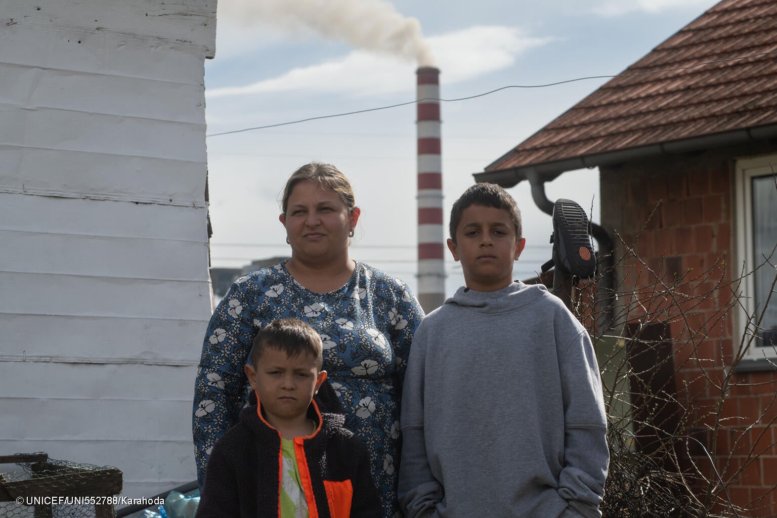 大気汚染の原因となっている発電所近くに暮らす家族。5歳の子どもは病気により、高頻度で病院を訪れている。(コソボ、2024年3月撮影) © UNICEF_UNI552788_Karahoda
