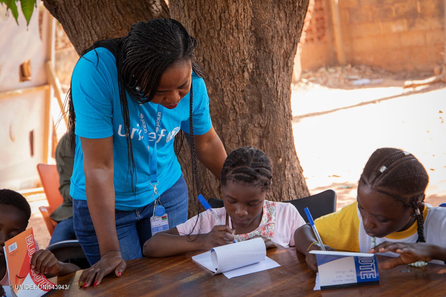 ボボ・ディウラッソで行なわれたユニセフのワークショップで、詩の書き方を学び、平和についての詩を書く子どもたち。(ブルキナファソ、2024年3月撮影) © UNICEF_UNI543943_