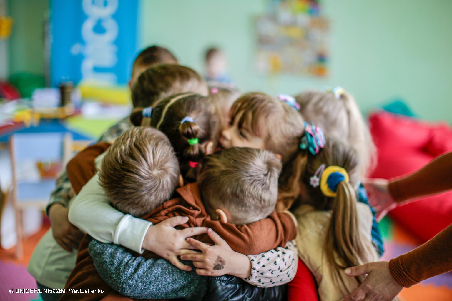 リヴィウで、ユニセフの就学前教育を受ける子どもたち。(ウクライナ、2024年4月撮影) © UNICEF_UNI592691_Yevtushenko