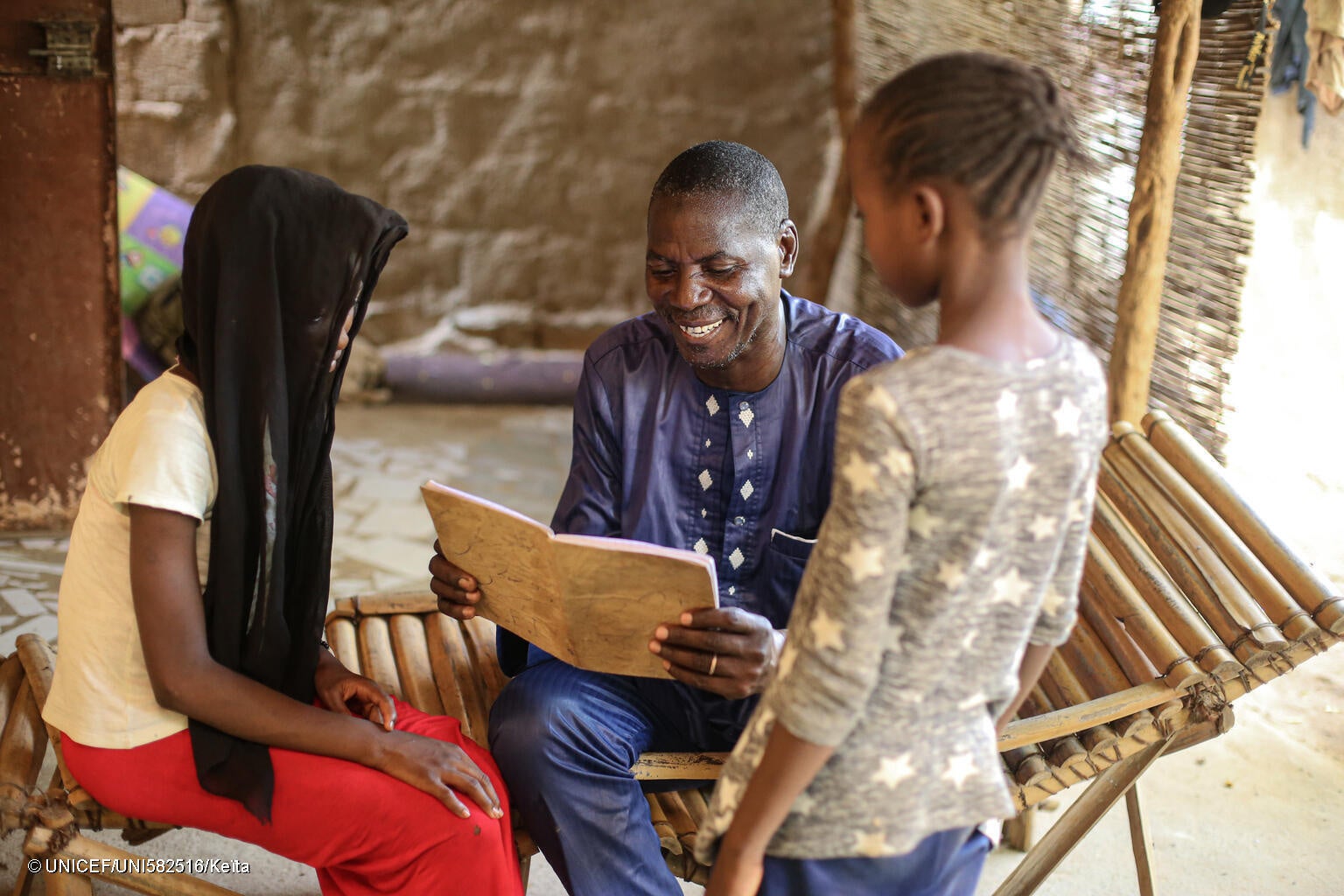 セグーで武装勢力に襲われ、両親とはぐれてしまった女の子たち。両親と再会することができず、里親に引き取られた。(マリ、2024年5月27日撮影) © UNICEF_UNI582516_Keïta