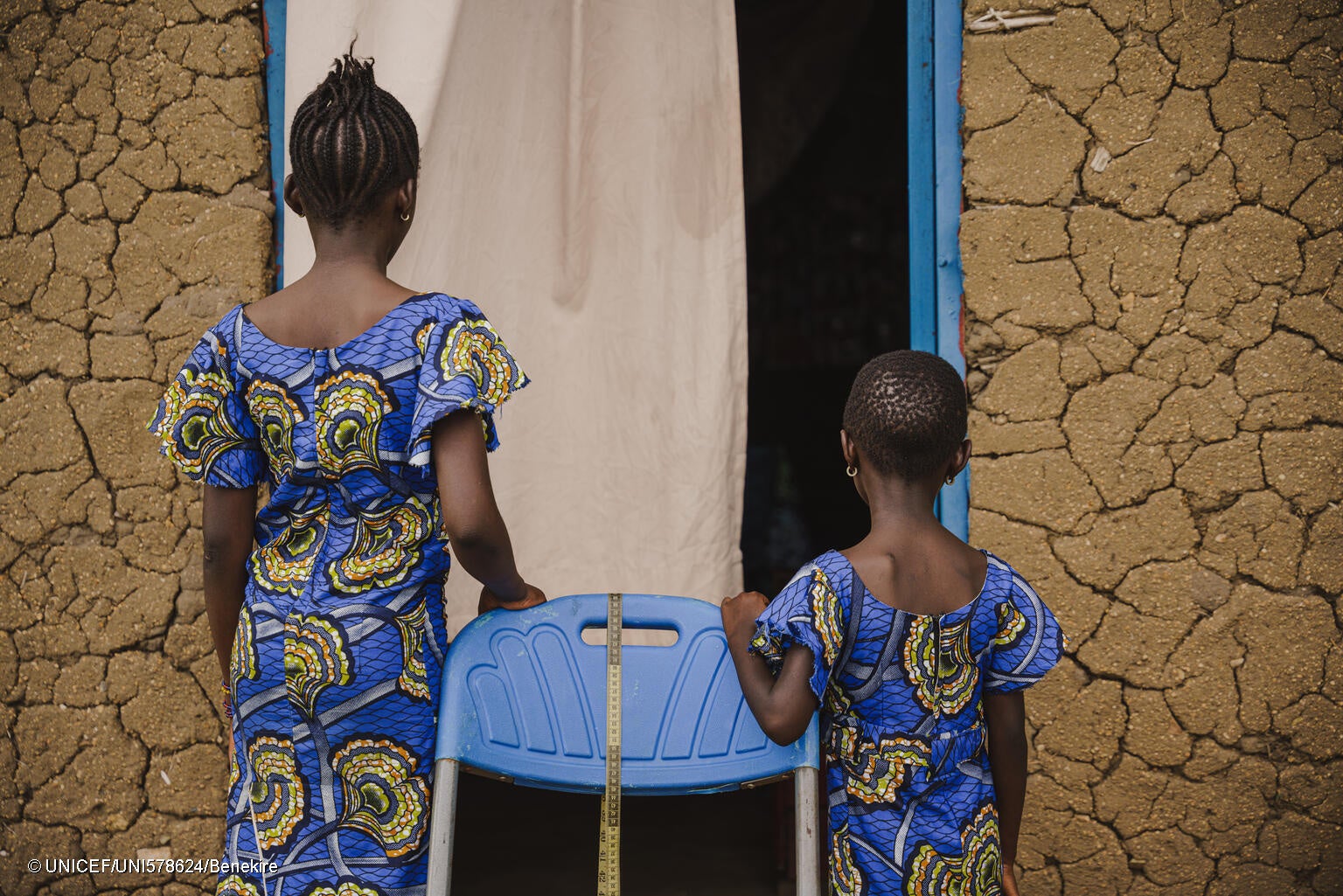 避難先で家計を支えるため、ドーナツを売っていたグレースさん(姉、左)は複数の男性から性的暴行を受けた。生きる気力を失っていたが、ユニセフの職業訓練プログラムを受け、生きる希望を取り戻すことができたと話す。(コンゴ民主共和国、2024年4月撮影) © UNI