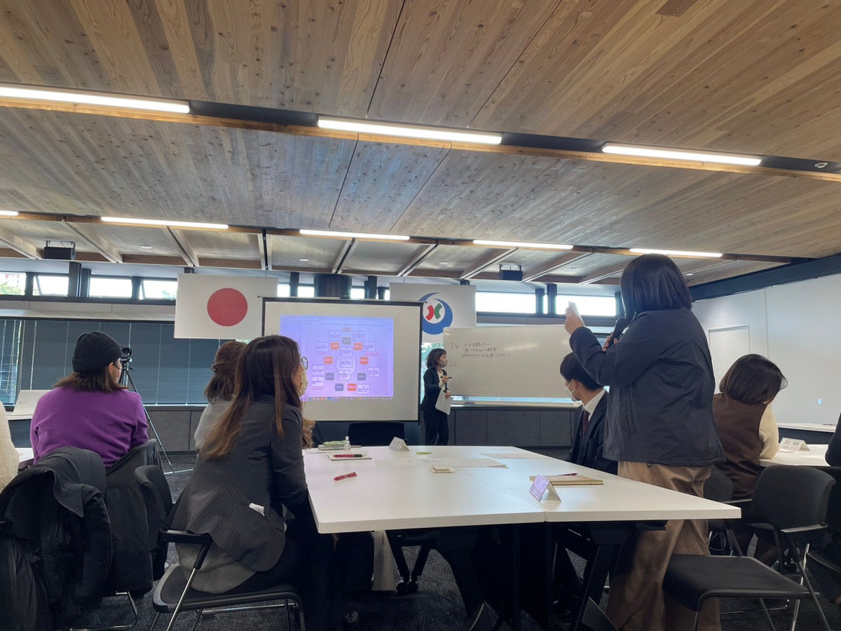 対面講座でグループワークに取り組む受講生