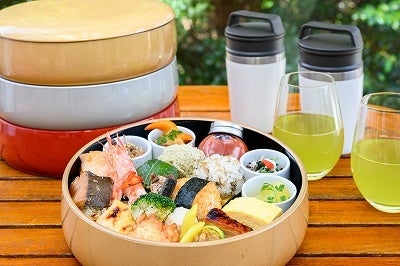 自然の中で小鳥のさえずりを聞きながらの贅沢な朝食「森のあさごはん」