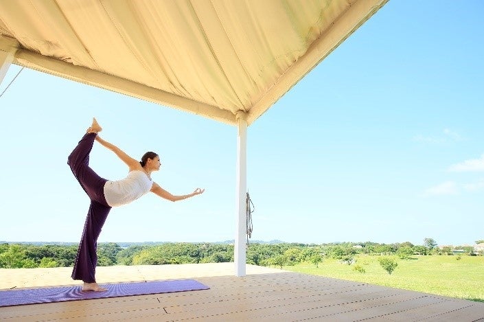 自然とのつながりを実感できる専用テラスでのヨガ