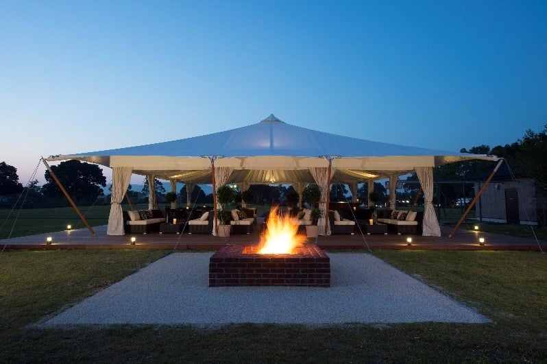 丘の上に建つアウトドアダイニング「里山ラウンジ」