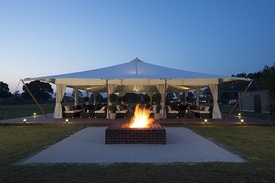 丘の上に建つアウトドアダイニング「里山ラウンジ」