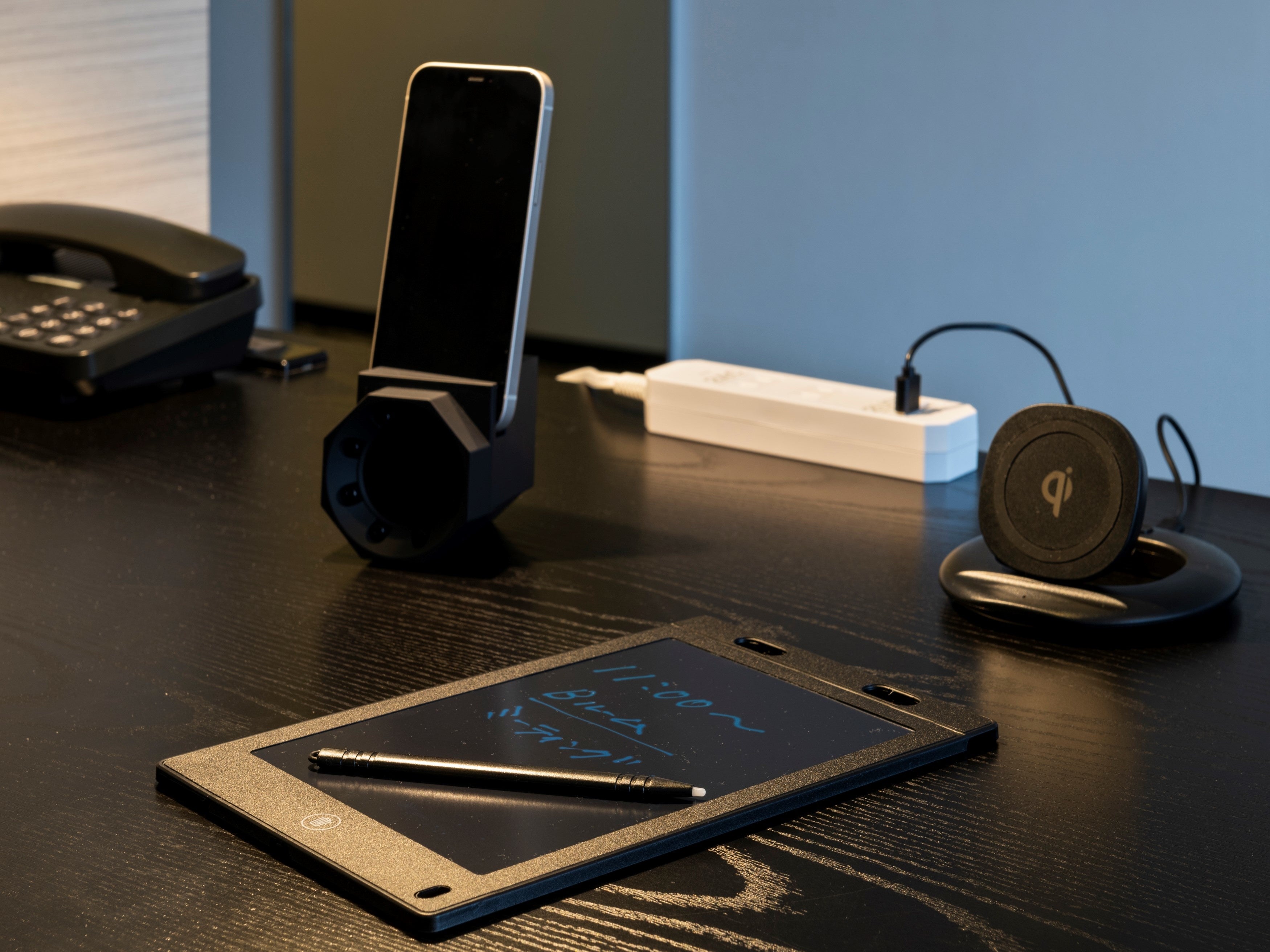 置くだけスピーカー・電子メモパッド　ワイヤレスチャージャーコンパクト収納スタンド 2口AC+2口USBポートタップ