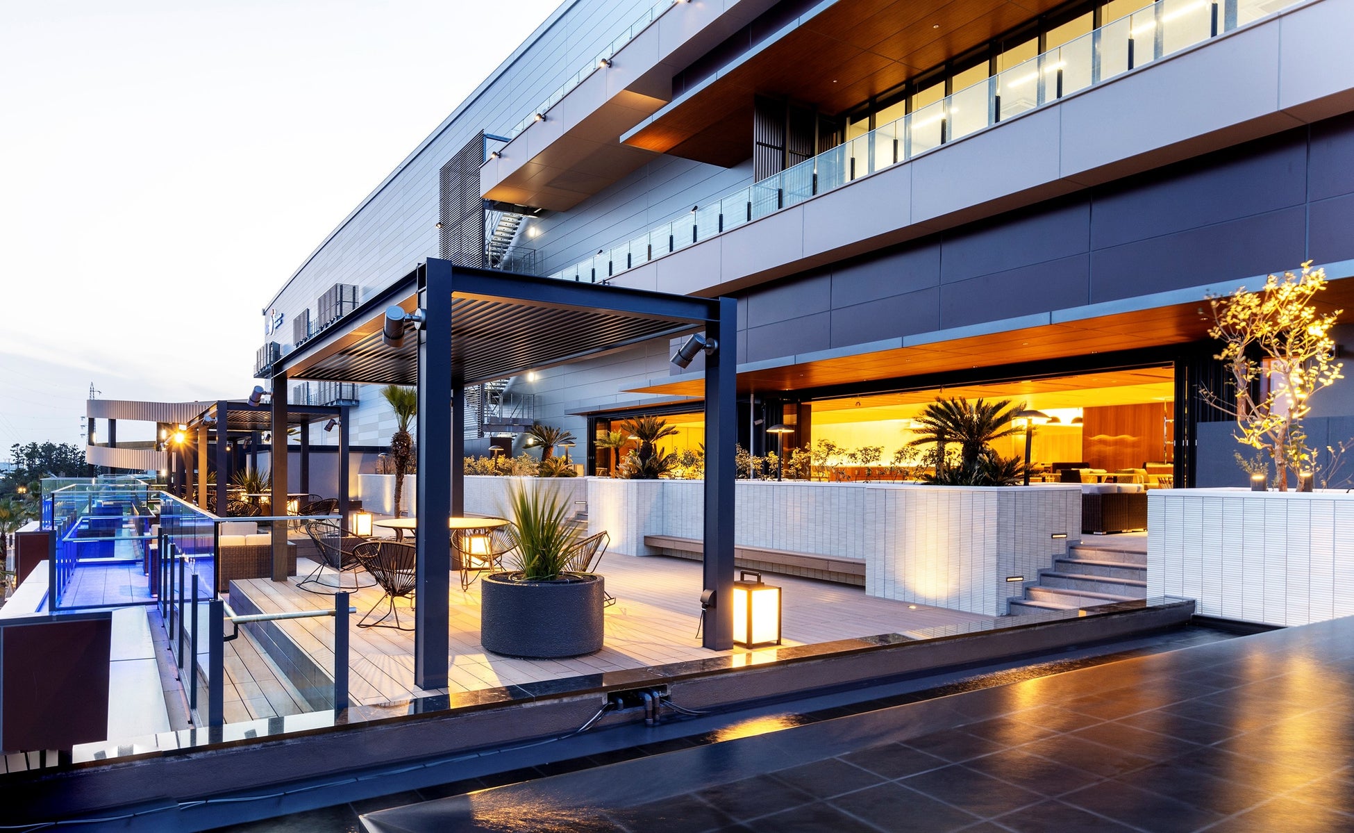 <デッキテラス>