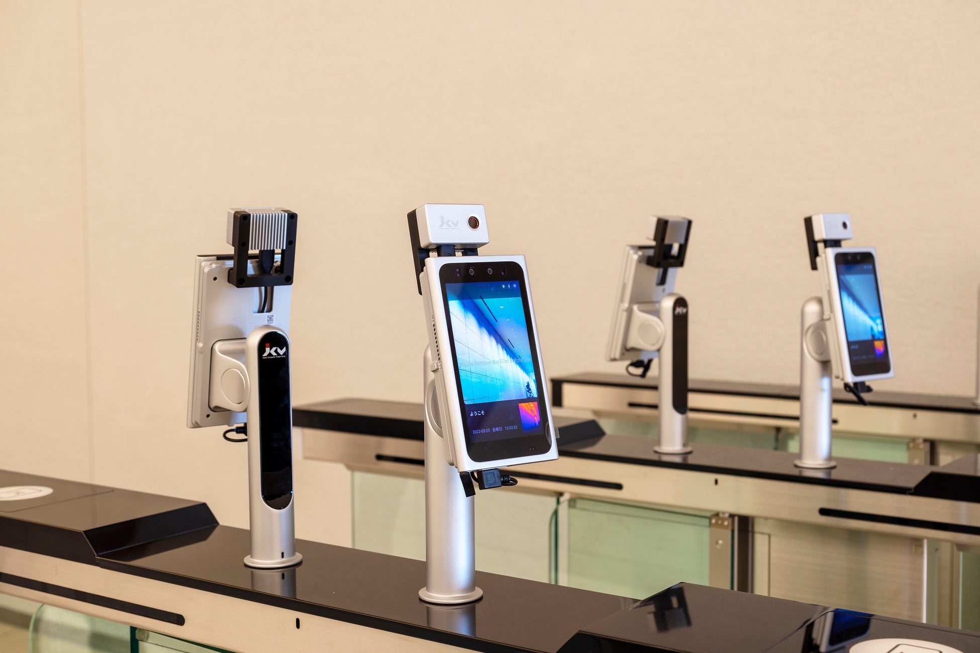 <顔認証による入退館管理>