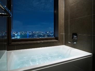 夜景を楽しみながら入浴できるビューバス