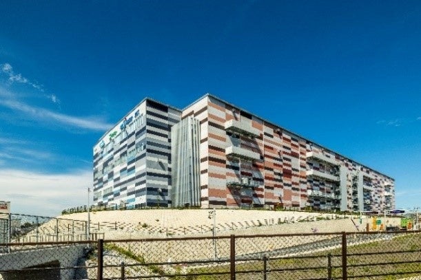 ＜南東外壁面には綾瀬市の木「紅葉」をモチーフにしたデザイン＞