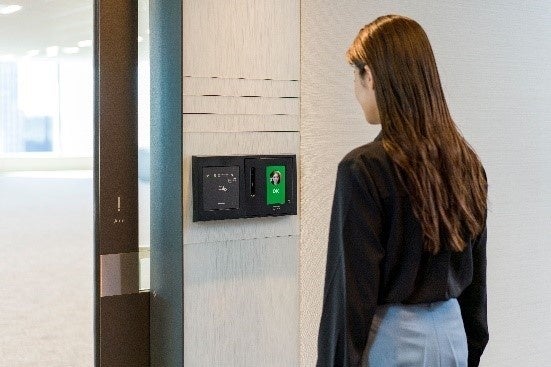 執務室の自動ドアも顔認証で入室
