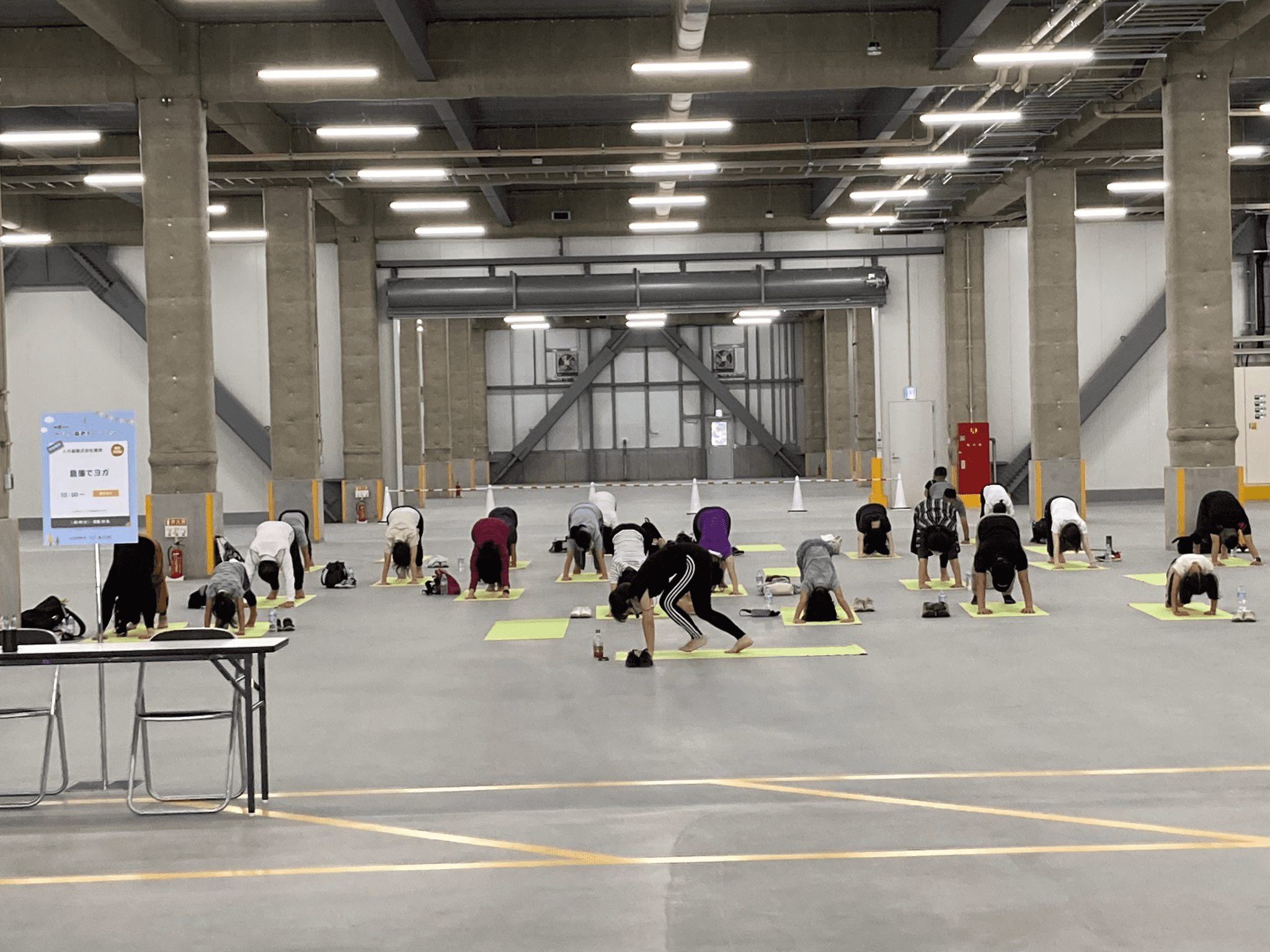 倉庫で行われたヨガ教室