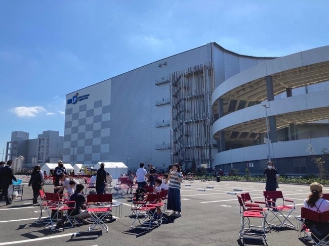 焚き火を囲んで焼きマシュマロ体験