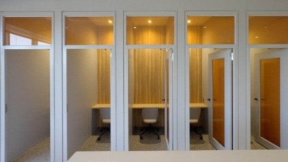 ＜個人ブース＞