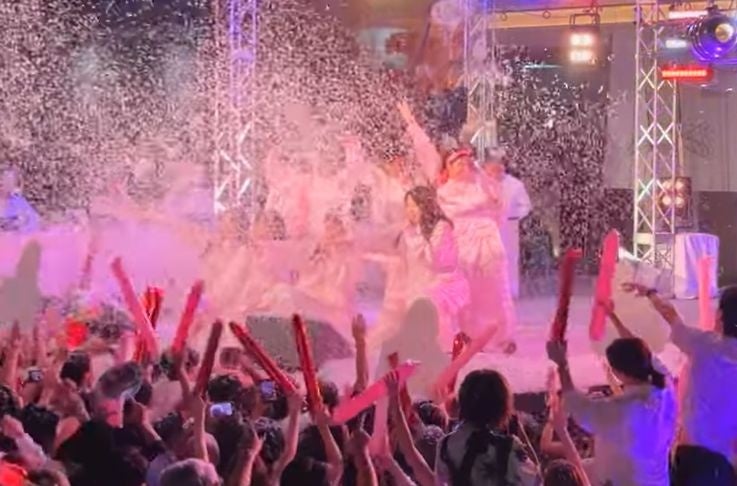 紙吹雪の舞いあがるステージ