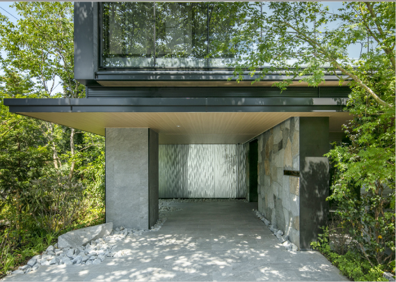 【居住者を迎え入れる石壁のエントランス】