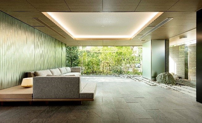 【「沢」をイメージし内外が融合したラウンジ空間】