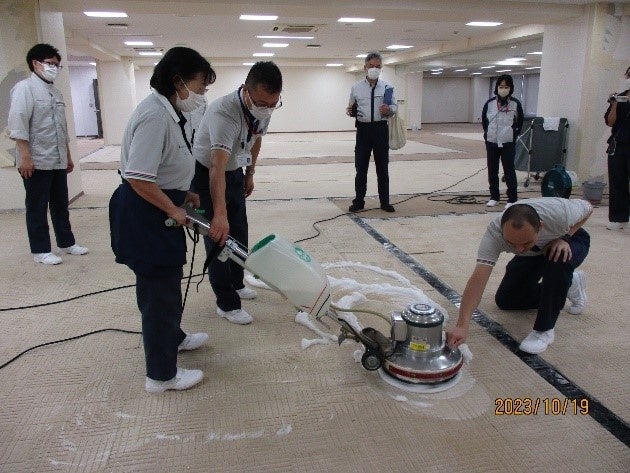 清掃技術向上の訓練(カ―ペット清掃作業)