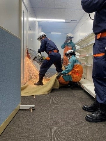 エンジンカッターでの扉破壊訓練