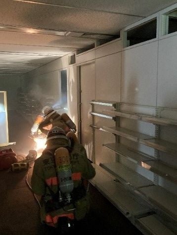 要救助者救出訓練(暗闇の室内での検索)