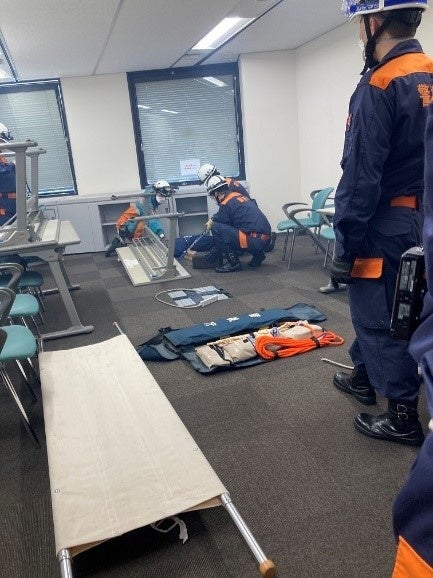 什器挟まれ救出訓練