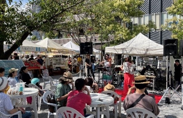 【スペシャルコンサートの様子 <左:小寺 里枝氏(ヴァイオリン) 右:吉岡 里紗氏(アコーディオン)>】