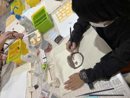 【「不用コスメから作った絵具でマイエコバッグをつくろう」ワークショップイメージ】