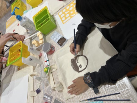 【「不用コスメから作った絵具でマイエコバッグをつくろう」ワークショップイメージ】