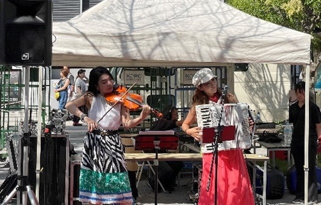 【スペシャルコンサートの様子　＜左：小寺　里枝氏（ヴァイオリン）　右：吉岡　里紗氏（アコーディオン）＞】