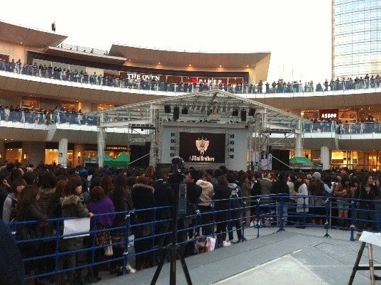 ラゾーナ川崎プラザでの三代目 J SOUL BROTHERS デビューイベント（2010年11月）