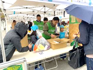 【2023年11月の＆EARTH衣料回収プロジェクトの様子】