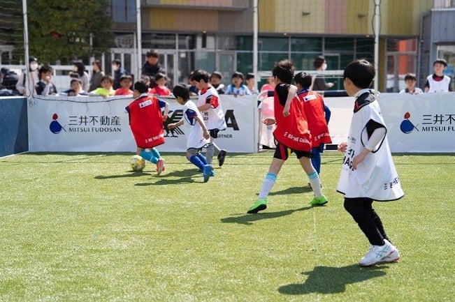 試合形式でプレーを楽しむ子どもたちの様子