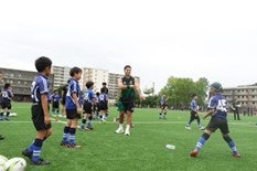 パスを教える選手