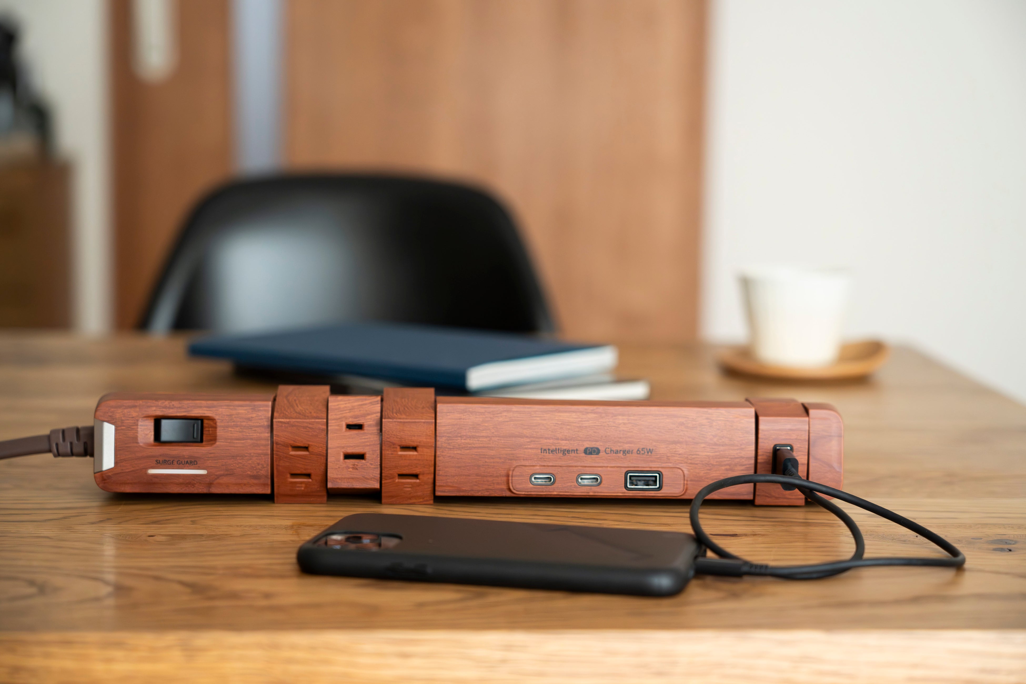 置いておくだけでまるで家具の一部のような木目調電源タップ