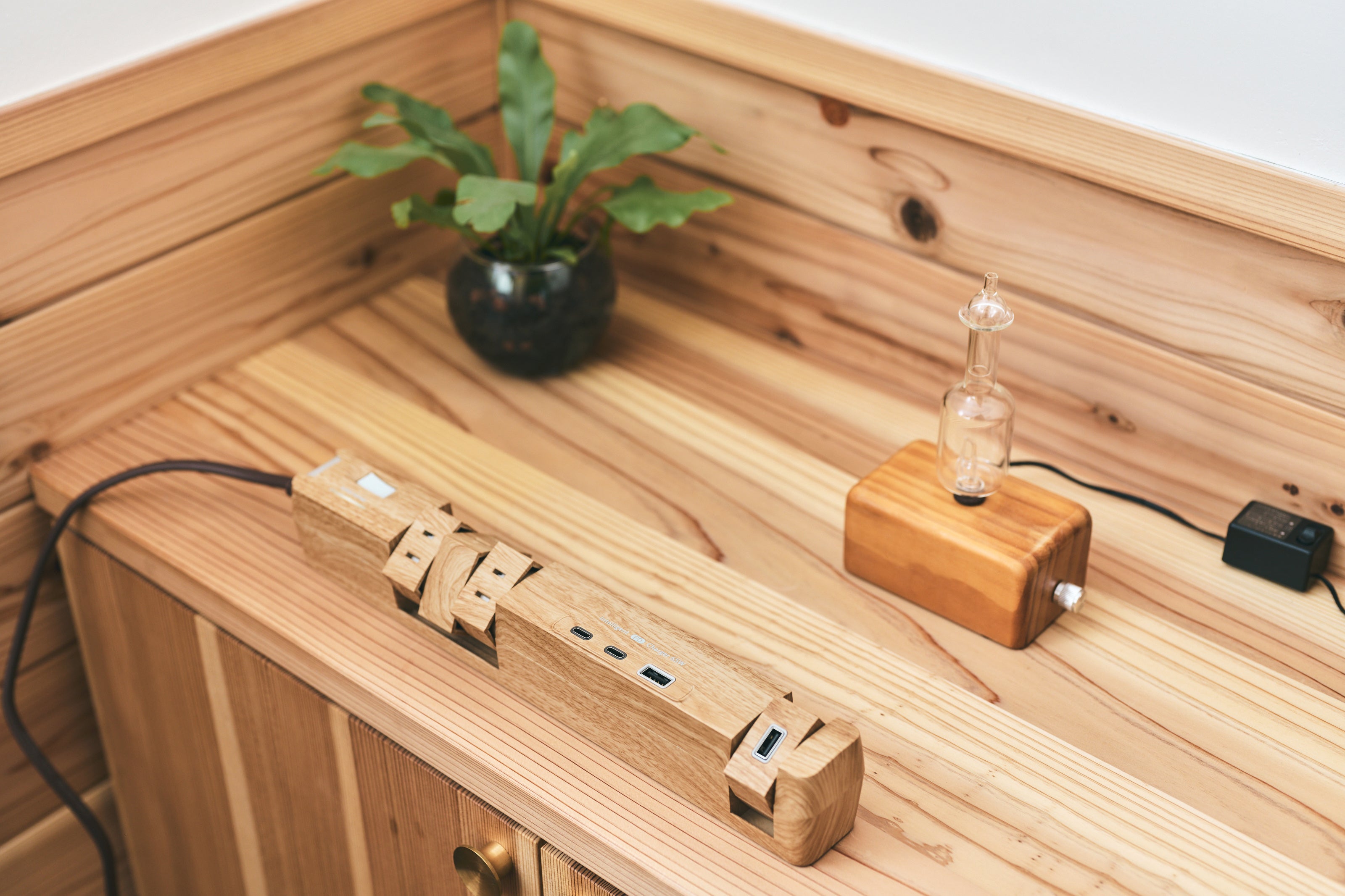 本物の木のような見た目と質感でインテリアのような存在感