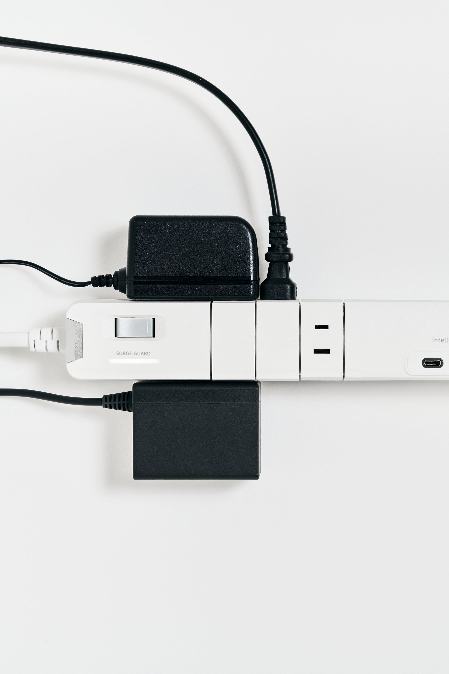 大きなアダプタも隣を干渉することなく配線可能