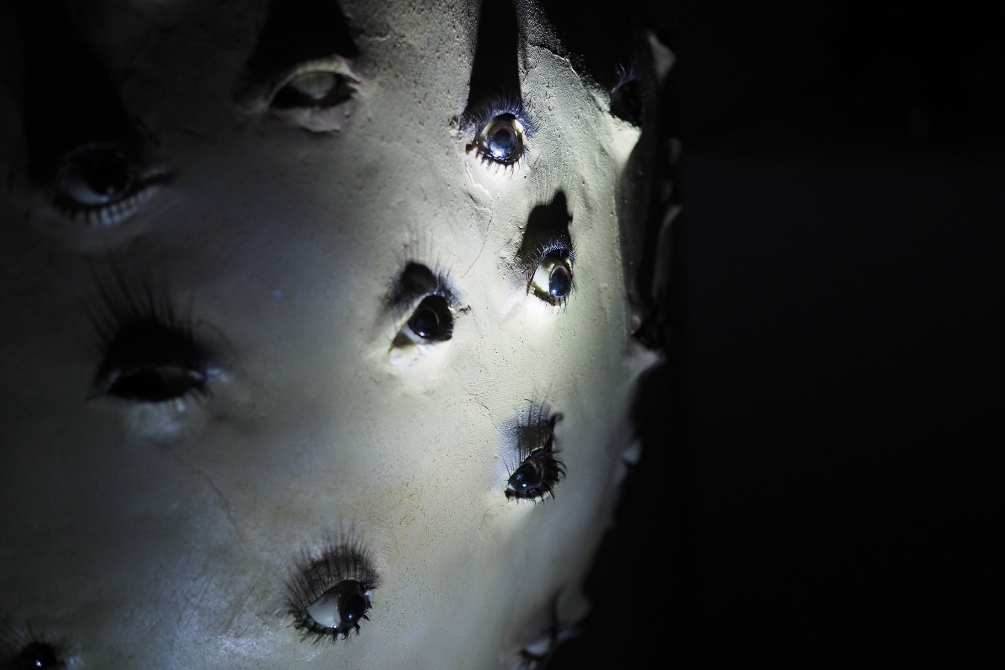 引き戸を開けると現れる妖怪も潜んでいます。