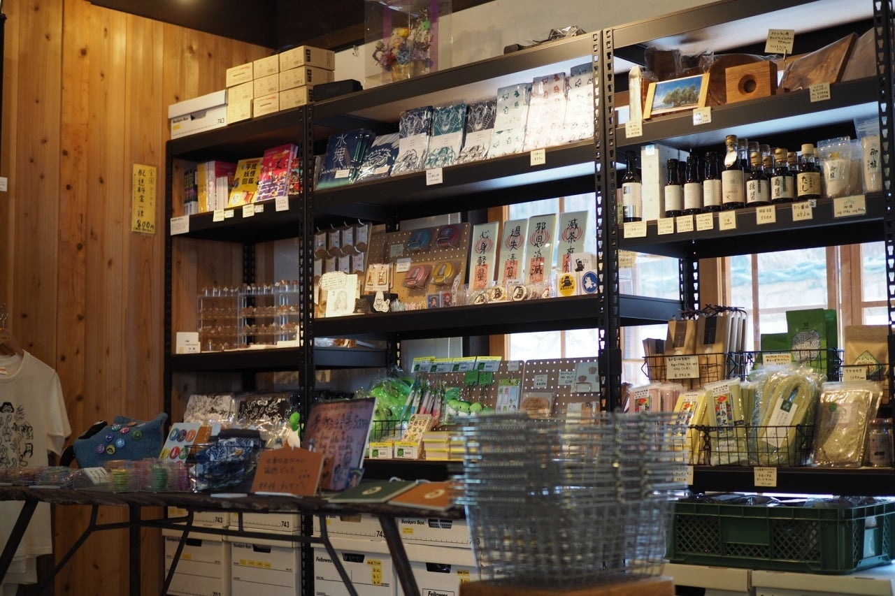 小豆島特産の商品などが買えるショップも併設